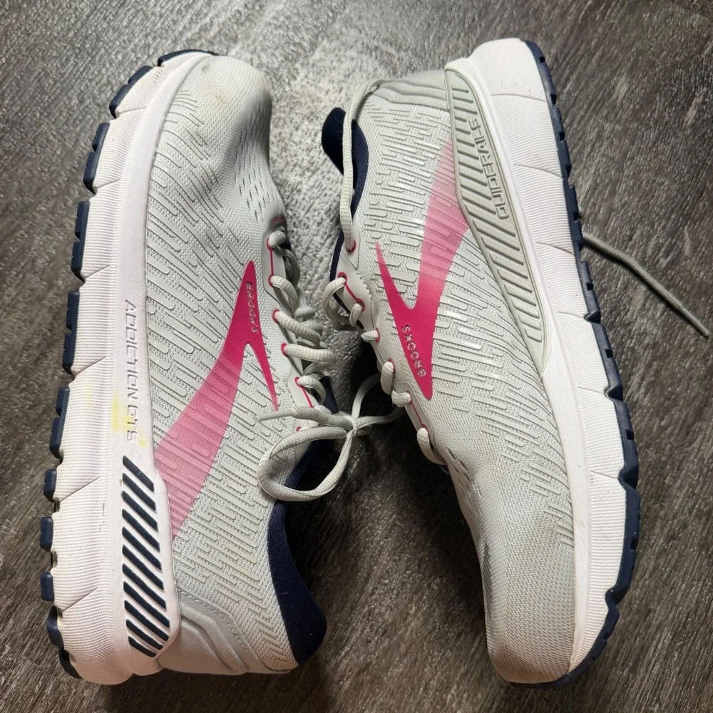 Brooks Addiction GTS 15 Running Shoes Women 11.5 2E White Pink Stability Sneaker